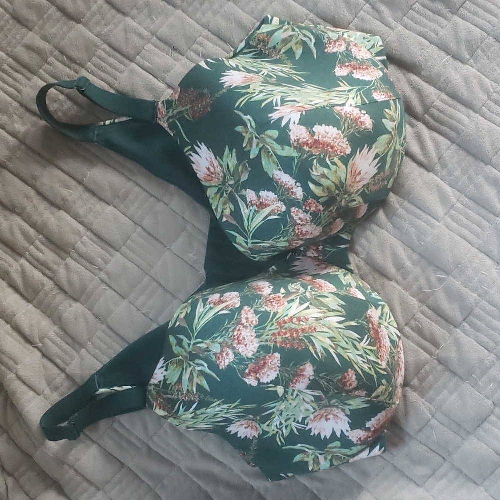 Cacique under wire bra 40DDD.
